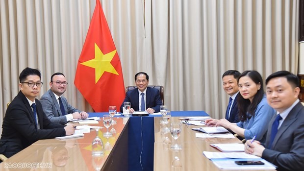 越南外交部长裴青山与莫桑比克外交与合作部部长韦罗妮卡·马卡莫举行在线会谈。（图片来源：国际报）