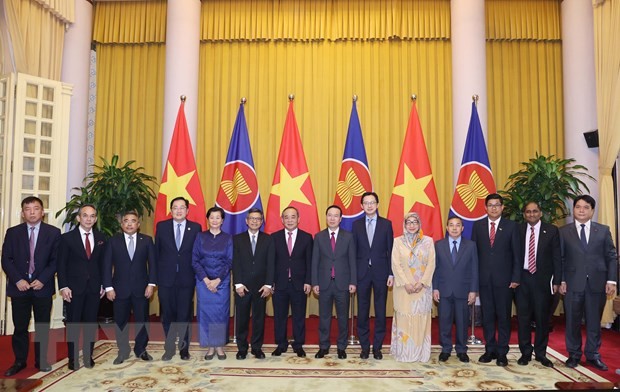 越南国家主席武文赏和东盟各国驻越南大使。（图片来源：越通社）