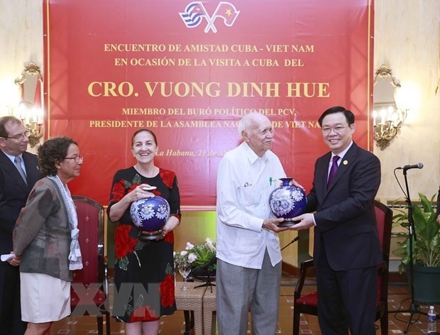 国会主席王廷惠向古巴-越南友好协会领导赠送纪念品。（图片来源：越通社）