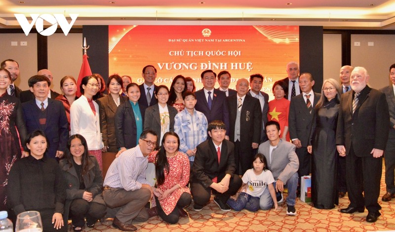 国会主席王廷惠和越南驻阿根廷大使馆干部以及旅居阿根廷越南人代表。（图片来源：VOV）