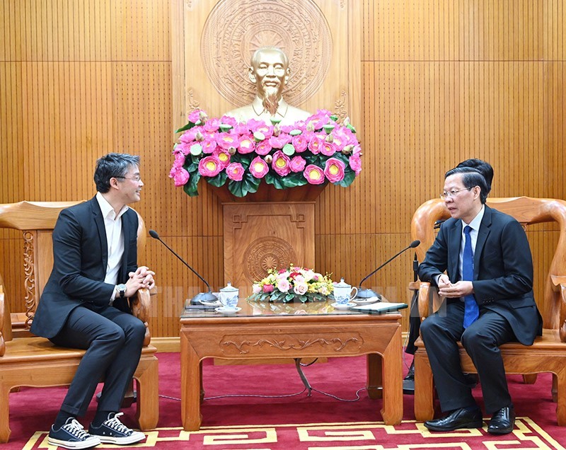 胡志明市人民委员会主席潘文买会见越南驻瑞士名誉领事菲利普•勒斯勒尔。（图片来源：hcmcpv.org.vn）