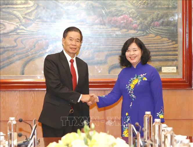 裴氏明怀部长和挝建国阵线中央委员会主席辛拉冯·库派吞。（图片来源：越通社）
