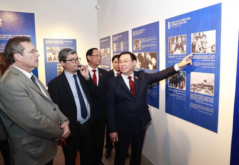 国会主席王廷惠参观题为“胡志明 ：一个人的肖象”图片展。（图片来源：VOV）