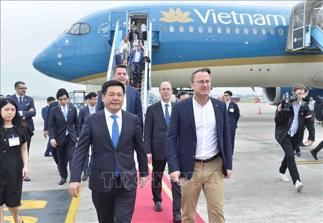 卢森堡大公国首相格扎维埃·贝泰尔抵达河内内排国际机场。（图片来源：越通社）