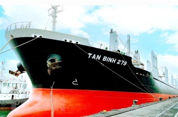 装载运往南非2.3万吨5a1块煤的279号新平货船。（图片来源：越通社）