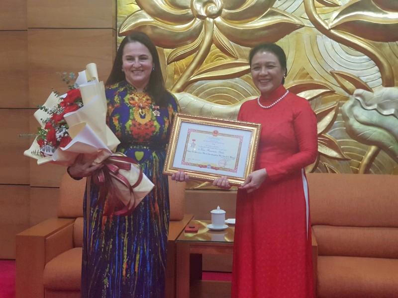 阮芳娥大使向艾丽莎·费尔南德斯·萨恩斯女士授予纪念章。（图片来源：新河内报）