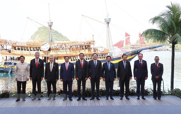越南政府总理范明正和各位代表。（图片来源：越通社）