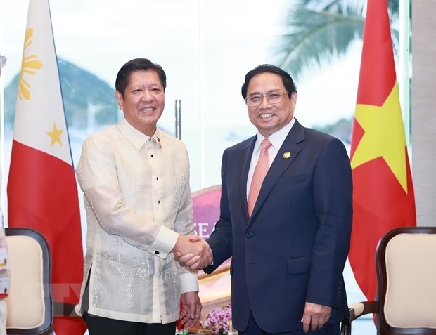 越南政府总理范明正会见菲律宾总统马科斯。（图片来源：越通社）