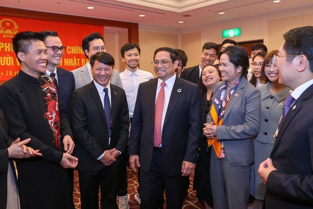 越南政府总理范明正同旅日越南人社团交流。（图片来源：VGP）