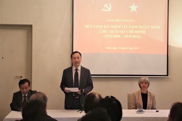 越南驻意大利大使杨海兴在纪念活动上发表讲话。（图片来源：越通社）