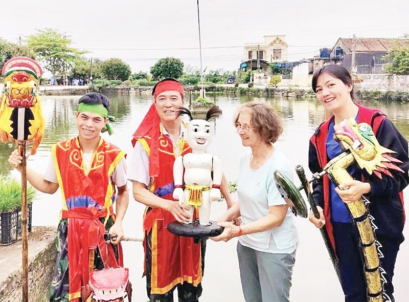游客在南定省体验越南传统文化。