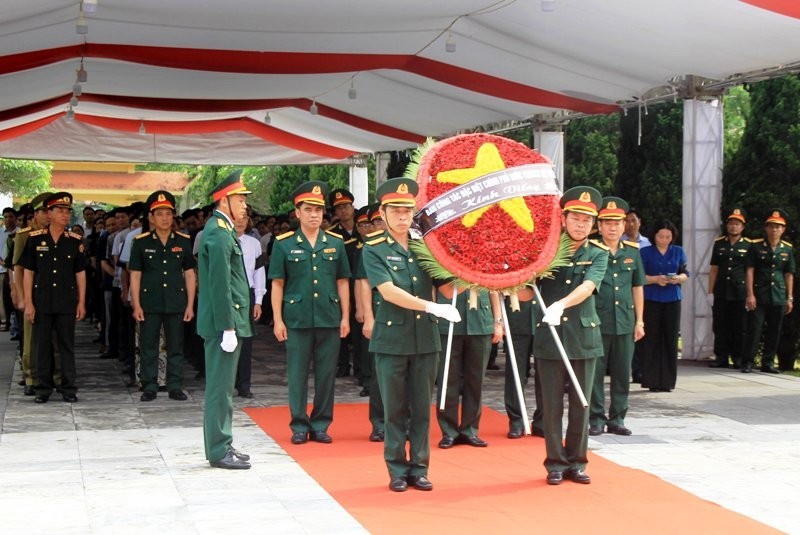 工作代表团缅怀在老挝战场牺牲的16名越南专家与志愿军。