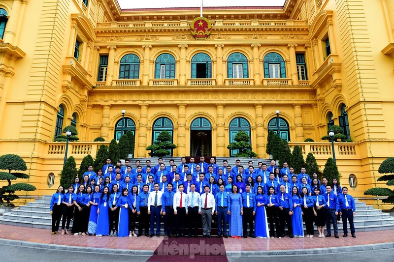 越南国家主席武文赏和75名先进典范青年。（图片来源：先锋报）