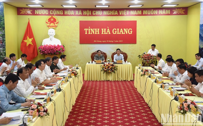 范明正总理与河江省委常务委员会举行工作会议。