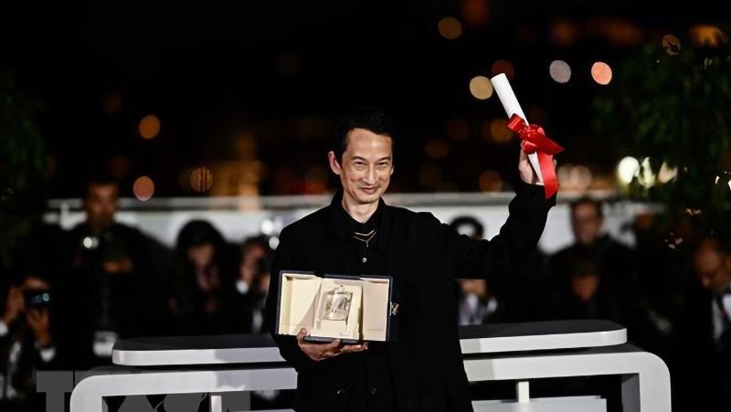 陈英雄导演在2023年戛纳电影节荣获奖项。（图片来源：越通社）