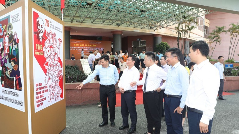 宁平省干部和人民参观纪念胡志明主席发出“爱国竞赛”号召75周年的宣传画展。（图片来源：明光 摄）