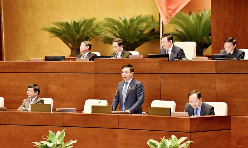 越南交通运输部部长阮文胜回答国会代表质问。（图片来源：国会官网）