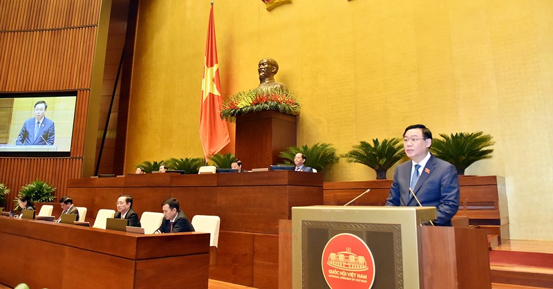 越南国会主席王廷惠在会议上发表讲话。（图片来源：人民代表报）