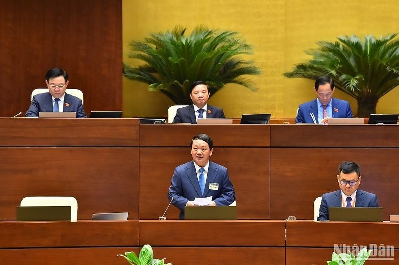 越南政府民族委员会主任侯阿令部长回答国会代表的咨询。
