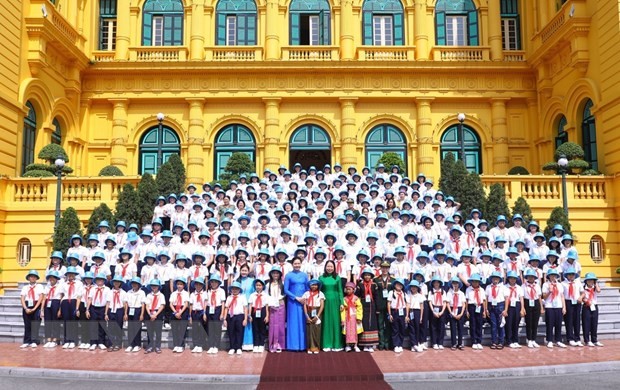 越南国家副主席武氏映春和参加2023年“向日葵”夏令营的代表团。（图片来源：越通社）