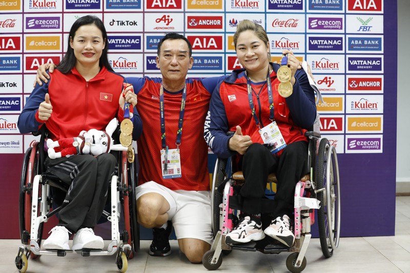 越南残疾人体育代表团成员（左）夺得金牌。（图片来源：青年报）