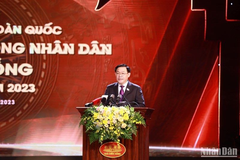 国会主席王廷惠在仪式上发表讲话。