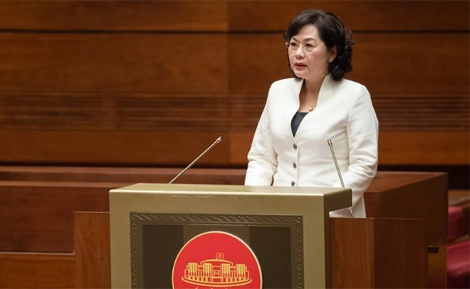 越南国家银行行长阮氏红女士在会议上发表讲话。（图片来源：VTV）