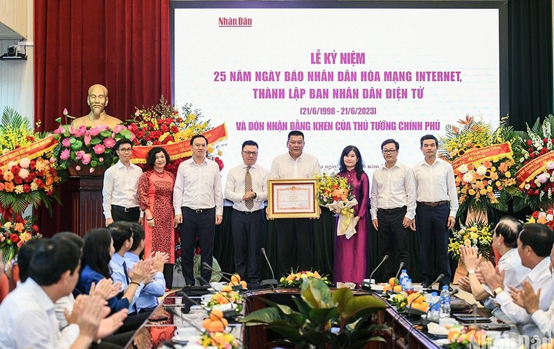 人民报网荣获政府总理的奖状。