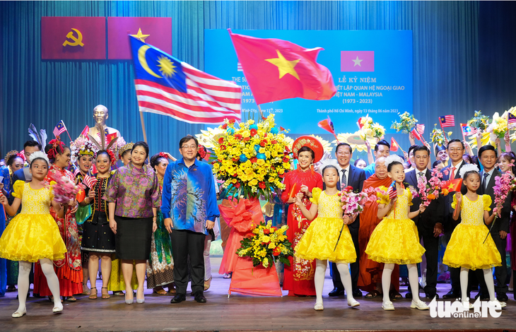 两国代表出席活动。（图片来：tuoitre.vn）