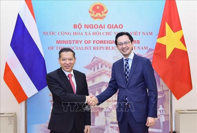 越南外交部副部长杜雄越与泰国外交部常务秘书萨伦·恰伦苏万。（图片来源：越通社）