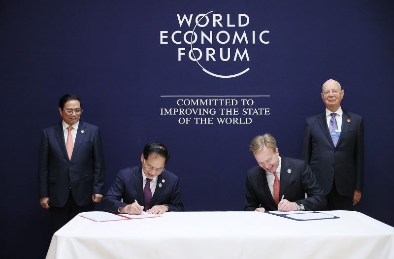 2023-2026年越南与世界经济论坛合作谅解备忘录签署仪式。