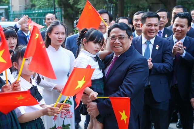 范明正总理和旅居中国越南人社团代表。（图片来源：VGP）