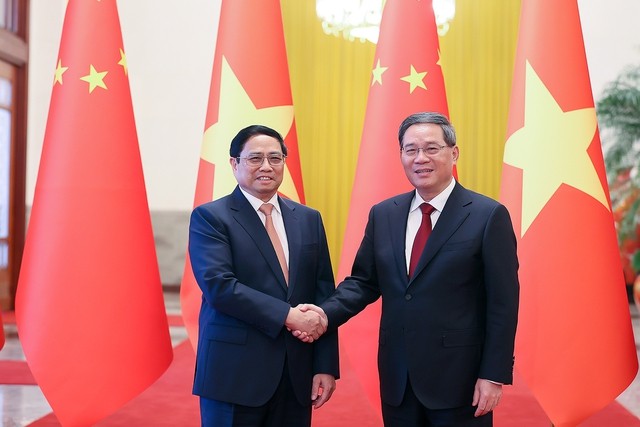 越南政府总理范明正和中国国务院总理李强。（图片来源：VGP）