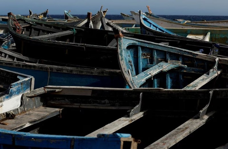 移民使用前往加那利群岛的多艘木船2022年6月7日在西班牙大加那利岛的阿里纳加港停留。（图片来源：路透社）