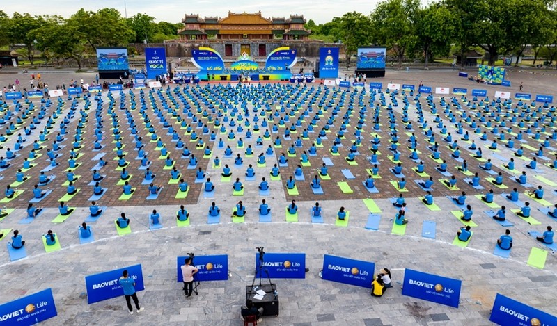 第九届国际瑜伽日活动在顺化皇城午门广场举行。（图片来源：承天顺化报）