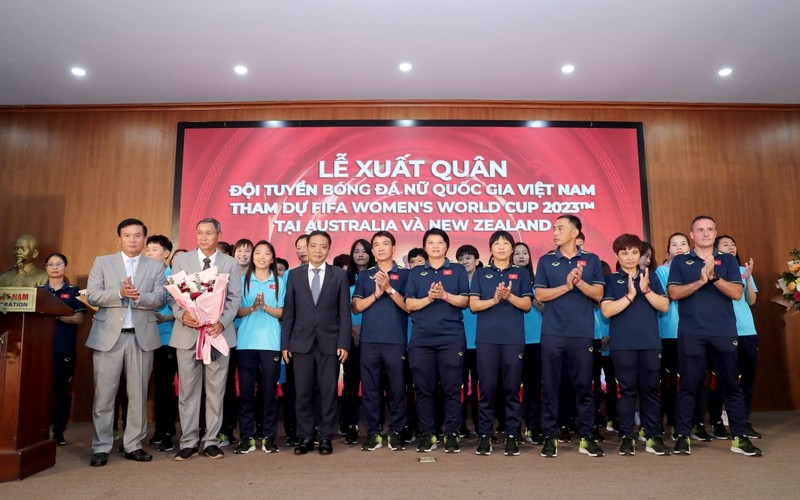 越南女足和各位代表出席出征仪式。（图片来源：VOV）