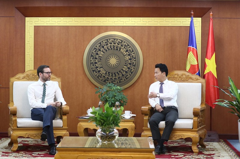 邓国庆部长会见伊恩·弗鲁大使。（图片来源：自然资源与环境报）