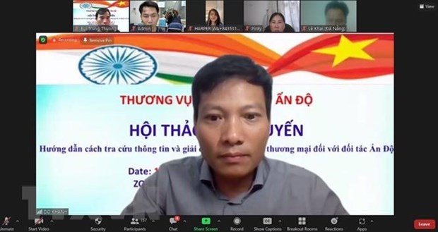 越南驻印度商务参赞裴忠尚以在线方式发表讲话。（图片来源：越通社）