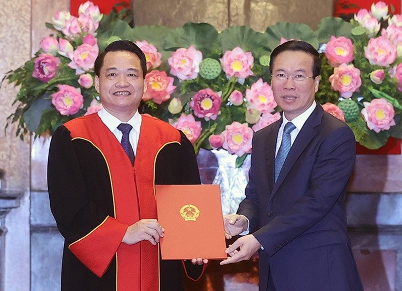 国家主席武文赏向阮鸿南颁发最高人民法院法官任命书。（图片来源：VOV）