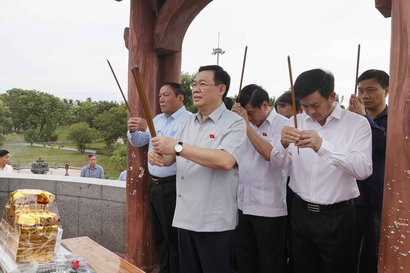 越南国会主席王廷惠敬香缅怀英雄烈士们。（图片来源：国会官网）