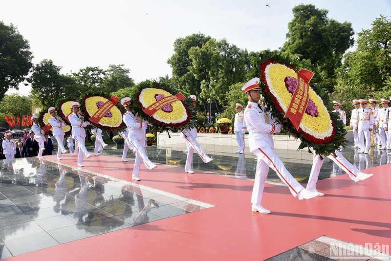 越南党和国家领导前往河内市北山街英雄烈士纪念碑敬上鲜花。