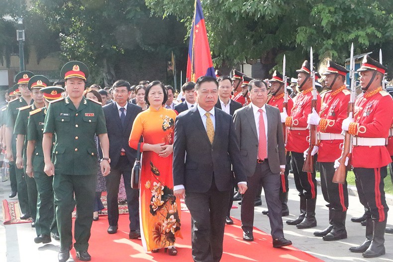 越南驻柬埔寨大使阮辉增及代表团缅怀各位英雄烈士。