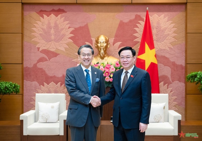国会主席王廷惠和前田匡史先生。（图片来源：人民军队报）