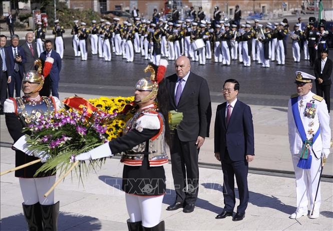 越南国家主席武文赏前往意大利祖国祭坛献花。（图片来源：越通社）
