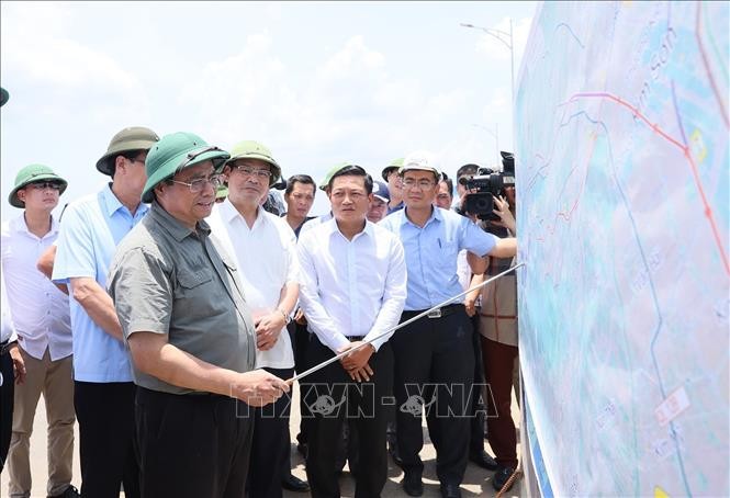 越南政府总理范明正视察宁平省重点交通项目。（图片来源：越通社）