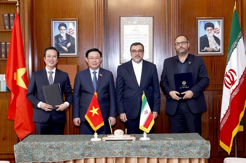 越南国会主席王廷惠和伊朗外交部副部长穆罕默德•哈桑•谢赫尔萨拉姆见证合作谅解备忘录签署仪式。