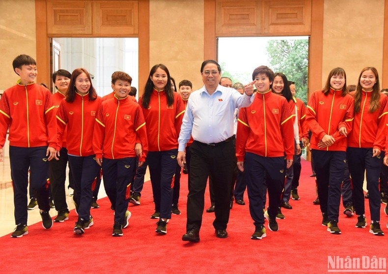 范明正总理和越南国家女子足球队。