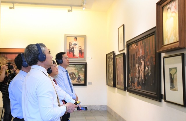 观众使用iMuseum VFA应用软件欣赏越南美术博物馆展示的作品。（图片来源：VGP）