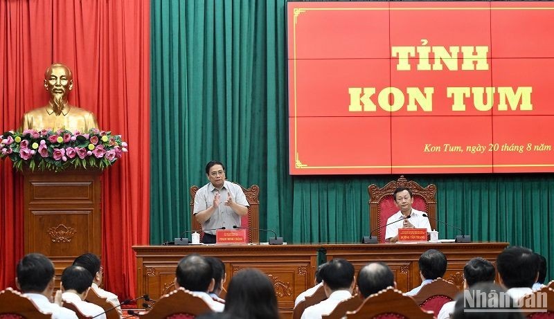越南政府总理范明正与昆嵩省委常委会召开会议。