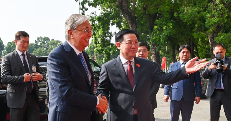 越南国会主席王廷惠欢迎哈萨克斯坦总统卡瑟姆若马尔特·托卡耶夫。